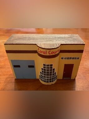 Route 66 Coral Courts Wooden Block